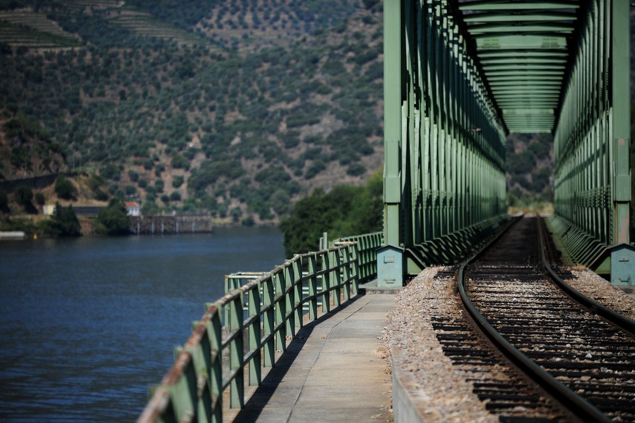 Vía de tren en Portugal.