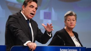 El vicepresidente de la Comisión Margaritis Schinas y la comisaria de Interior, Ylva Johansson.