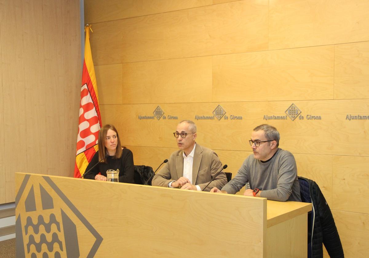 Marta Sureda, Lluís Martí i Martí Terés durant la roda de premsa de balanç.