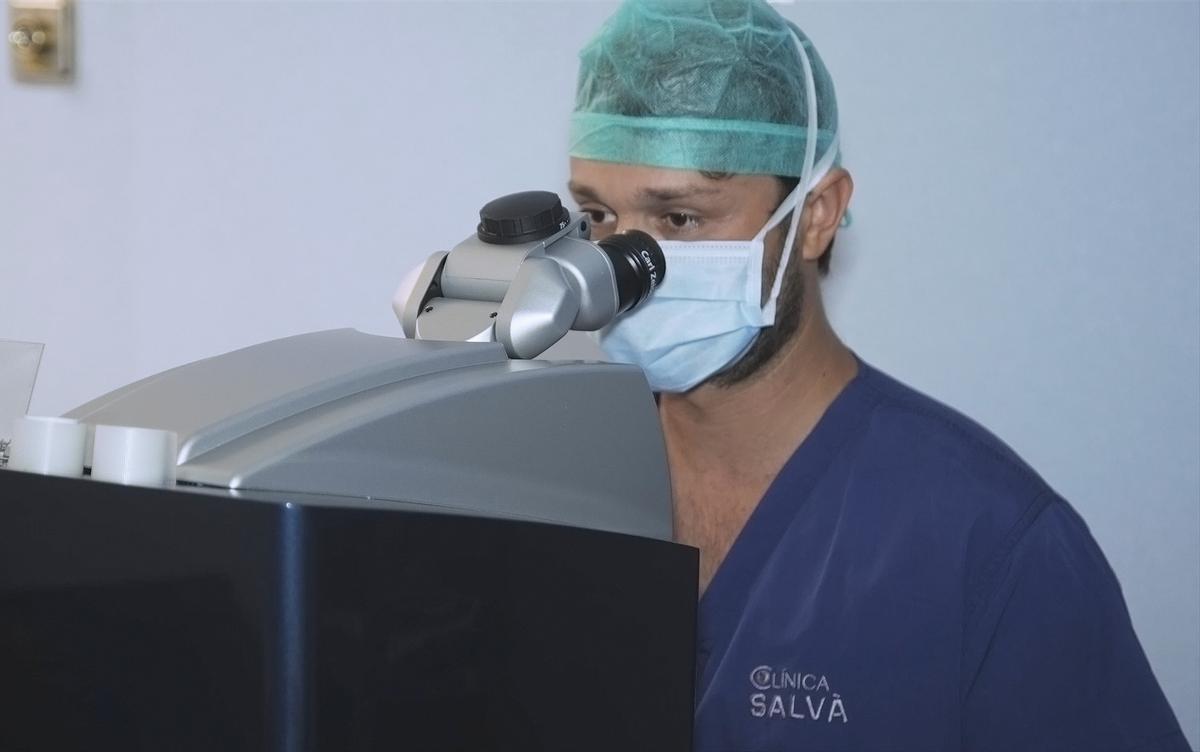 El Dr Pedro Salvà realiza una cirugía con láser.