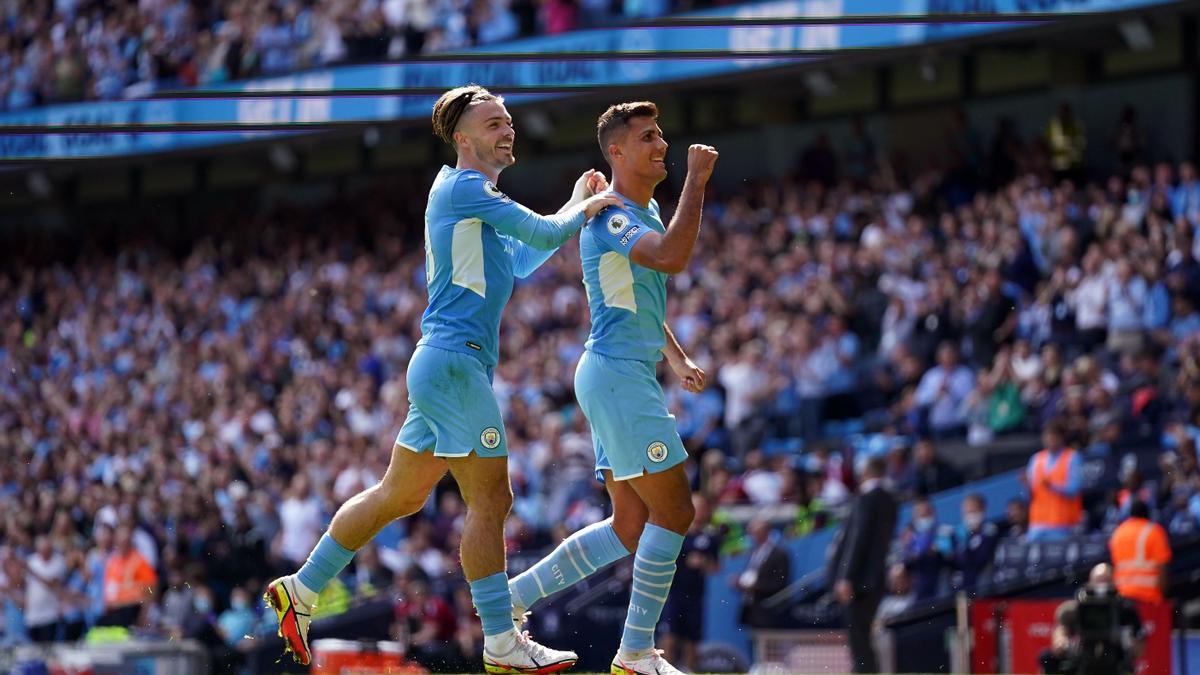 Grealish felicita a Rodri tras un en el Manchester City.