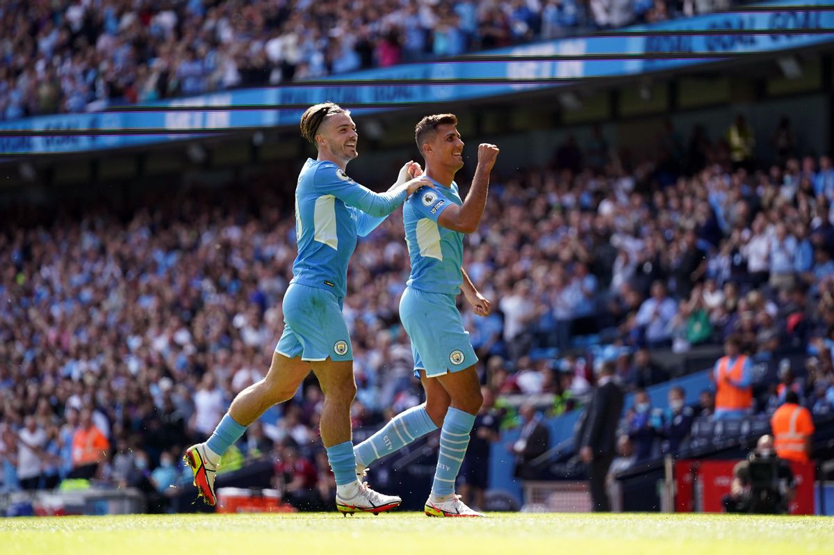 Grealish felicita a Rodri tras un en el Manchester City.