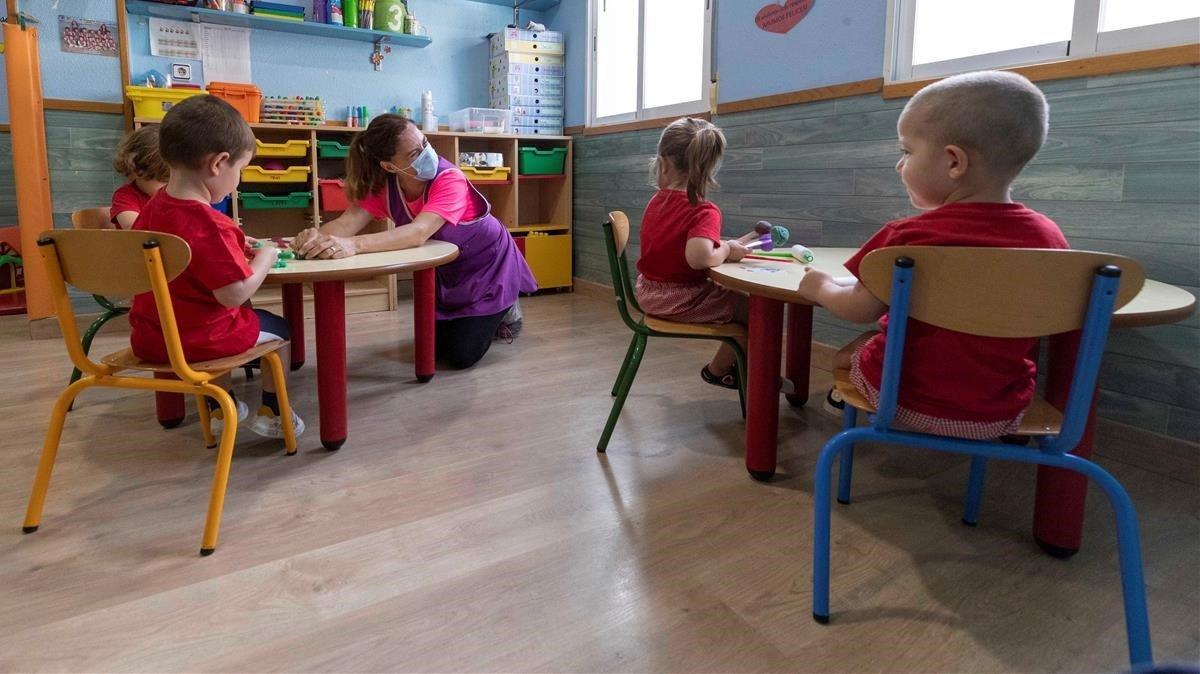 Una profesora imparte clase en el centro de educación infantil ’Mi pequeña escuela’, en la pedanía murciana de La Alberca.
