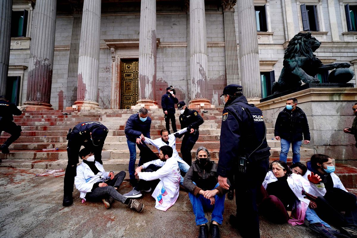 Activistes llancen pintura vermella a la façana del Congrés en protesta de la nova llei de canvi climàtic Activistes llancen pintura vermella a la façana del Congrés en protesta de la nova llei de canvi climàtic