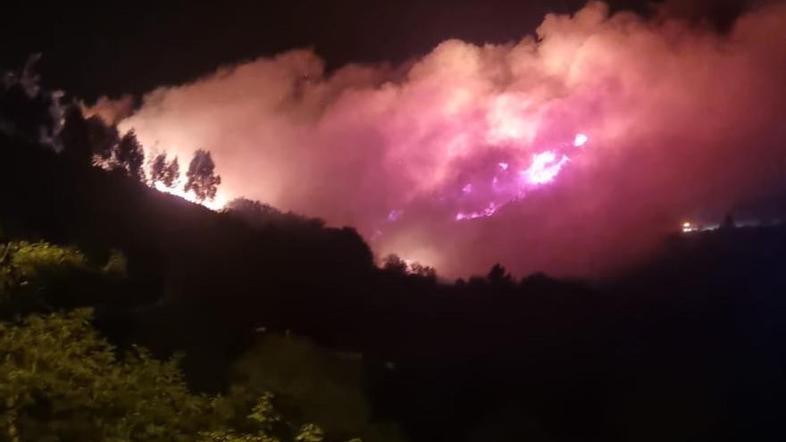 Imagen nocturna del incendio de Porto do Son