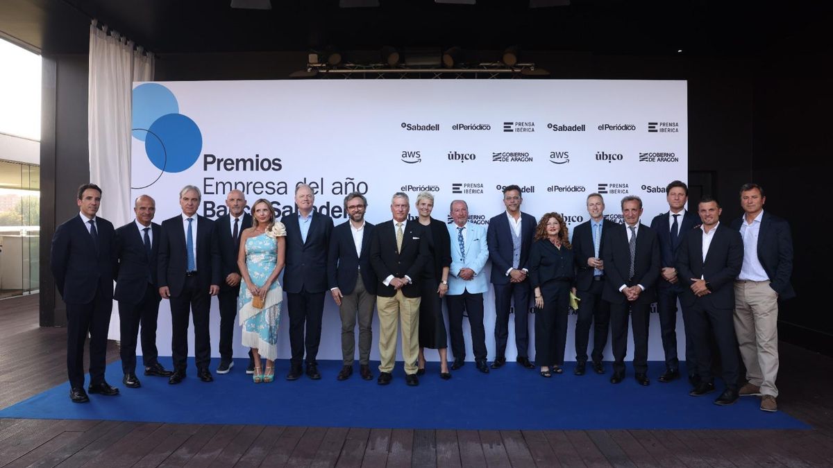 Foto de familia con los premiados, autoridades y patrocinadores antes de comenzar la ceremonia.