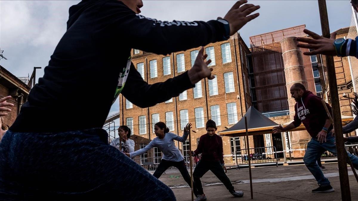 Varios niños juegan en una de las actividades de la edición del año pasado del festival Dau Barcelona.