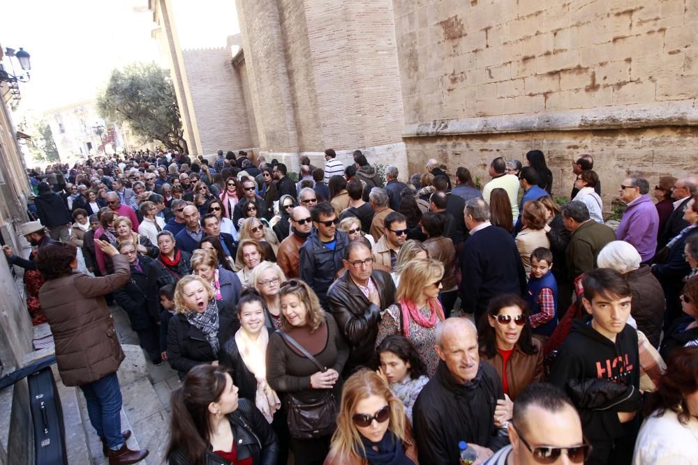 La plaza se llena para ver el manto de la Virgen