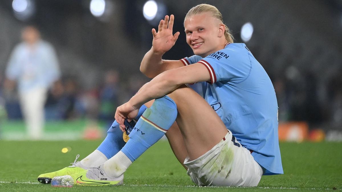 TOPSHOT-FBL-EUR-C1-MAN CITY-INTER Erling Haaland sonríe ante la cámara con la medalla de campeón de la Champions.