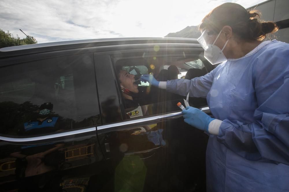 Los jóvenes de Laviana acuden a hacerse el test al punto autocovid