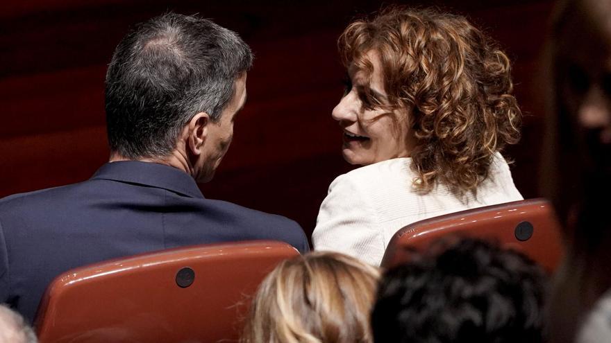 El presidente del Gobierno, Pedro Sánchez, y la vicepresidenta primera, María Jesús Montero, durante el acto ‘España en Libertad’ el pasado miércoles.