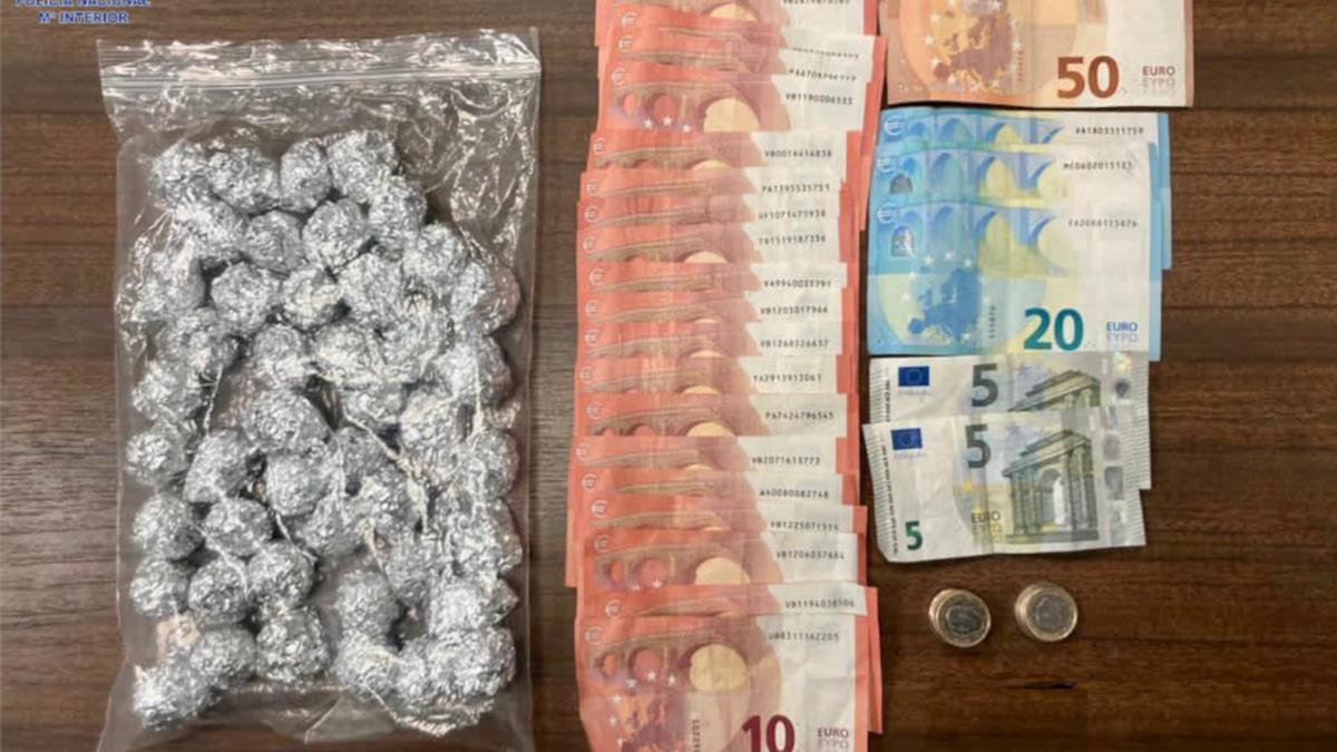 Envoltorios de marihuana y dinero intervenidos a un traficante en Son Gotleu.