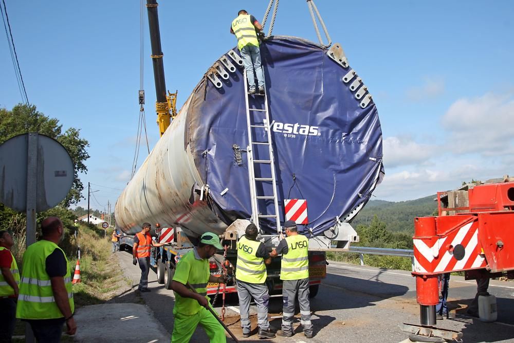 Cortan durante horas la N-541 para retirar el pilar del eólico que cayó por la pendiente lateral. Fue necesario utilizar dos grúas de gran tonelaje para poder levantar la pesada columna y depositarla