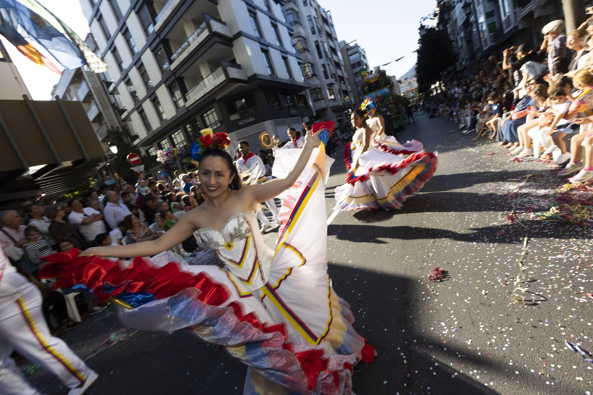 En Imágenes: El Desfile del Día de América llena las calles de Oviedo en una tarde veraniega