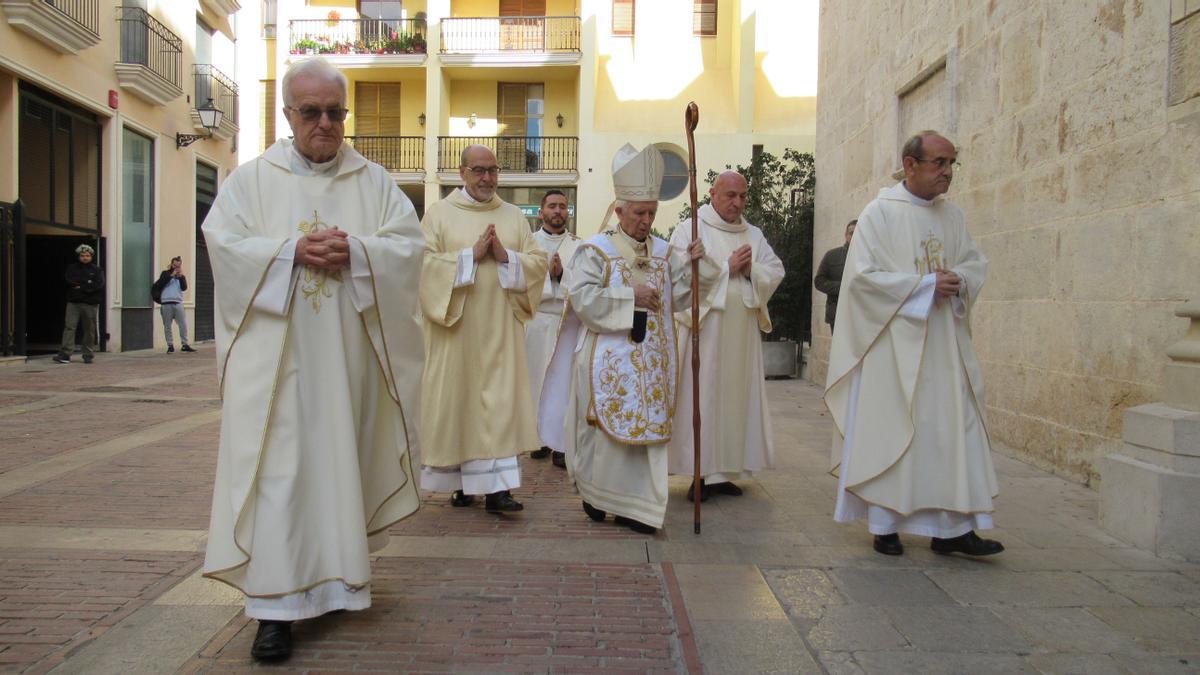 Antonio Cañizares, con el báculo y rodeado de sacerdotes antes de entrar en la Colegiata gandiense para celebrar la misa.