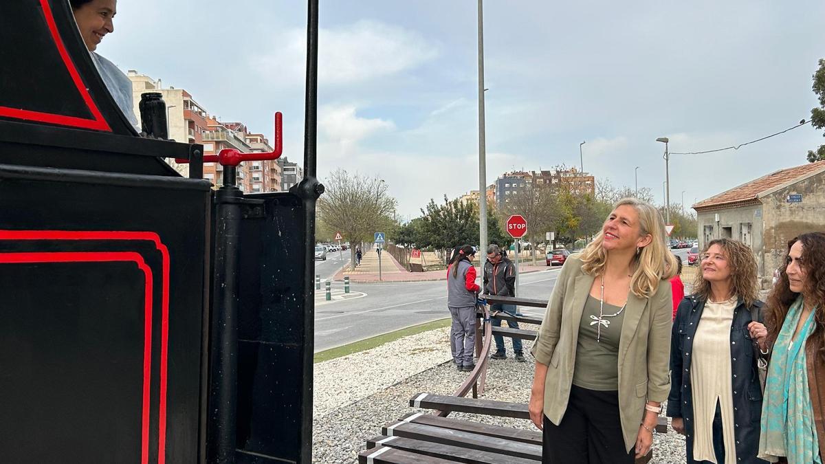 La edil Mercedes Bernabé presencia los trabajos de restauración de la locomotora Victoria.
