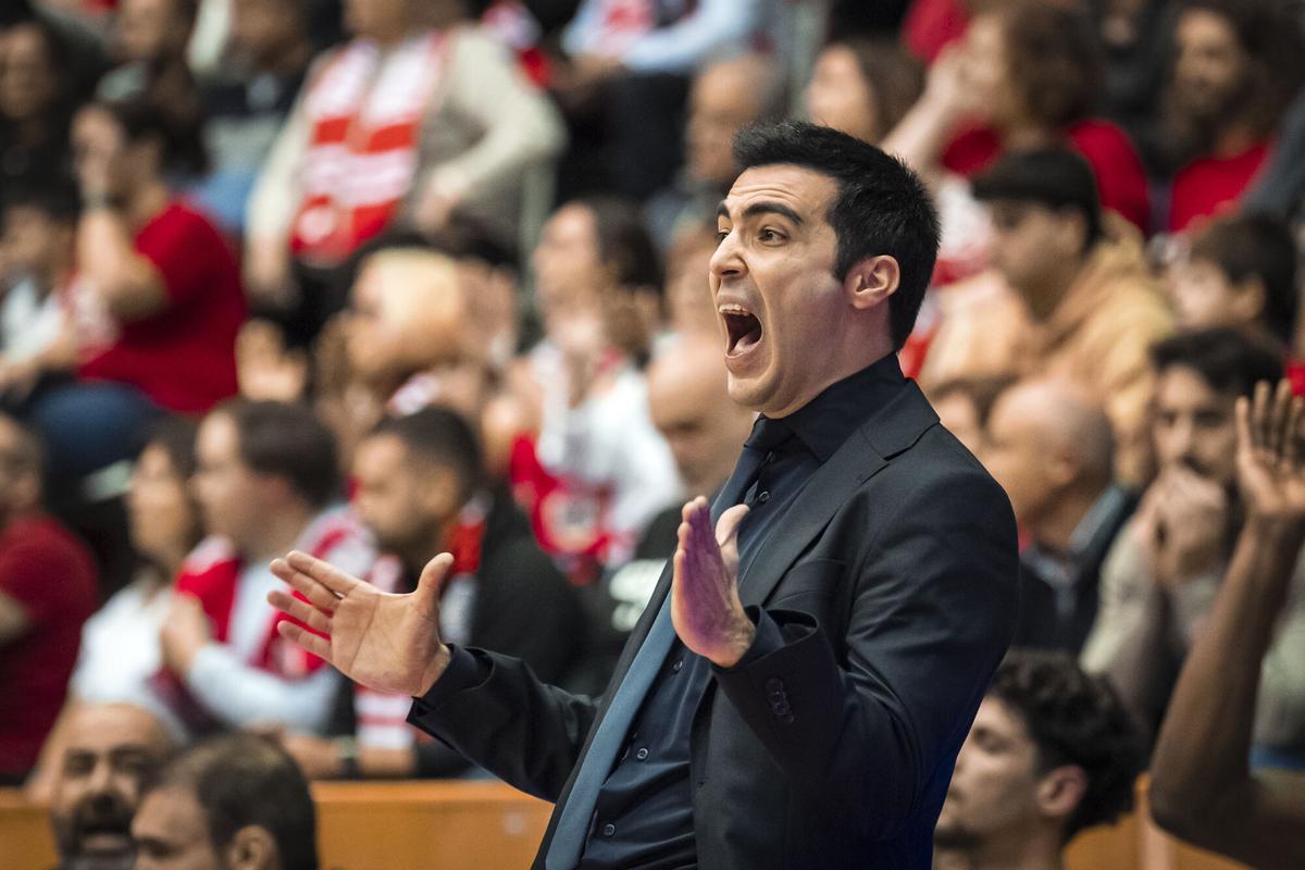 GIRONA, 28/12/2025.- El entrenador del Hiopos Lleida, Gerard Encuentra, da instrucciones a sus jugadores en el partido de la jornada 12 de la Liga Endesa ante el Bàsquet Girona, disputado este domingo en el Pabellón de Fontajau de Girona. EFE/David Borrat