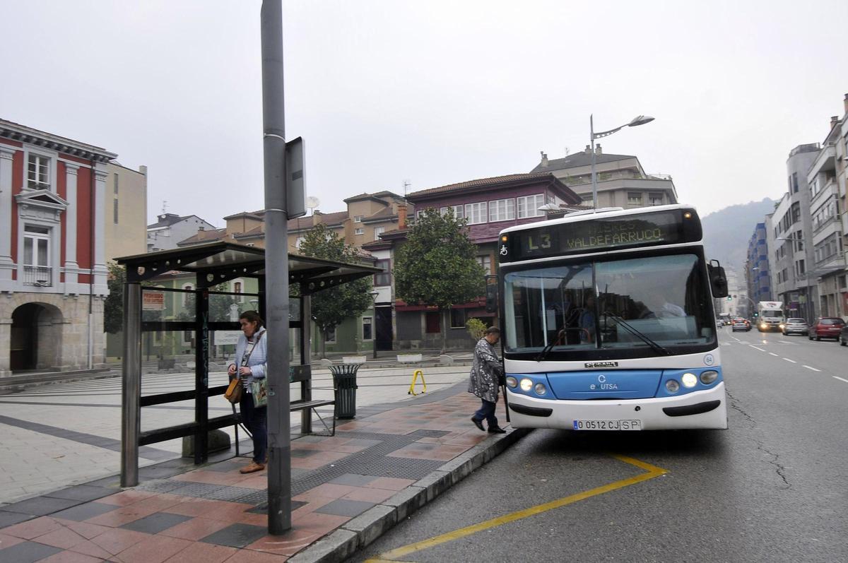 Un autobús de Emuts, en la parada ubicada frente al Ayuntamiento.
