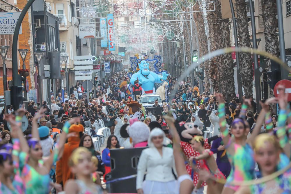 El Desfile Infantil recorrió la calle Ramón Gallud, en el centro de Torrevieja, en uno de los actos más populares de las fiestas patronales en honor a la Purísima