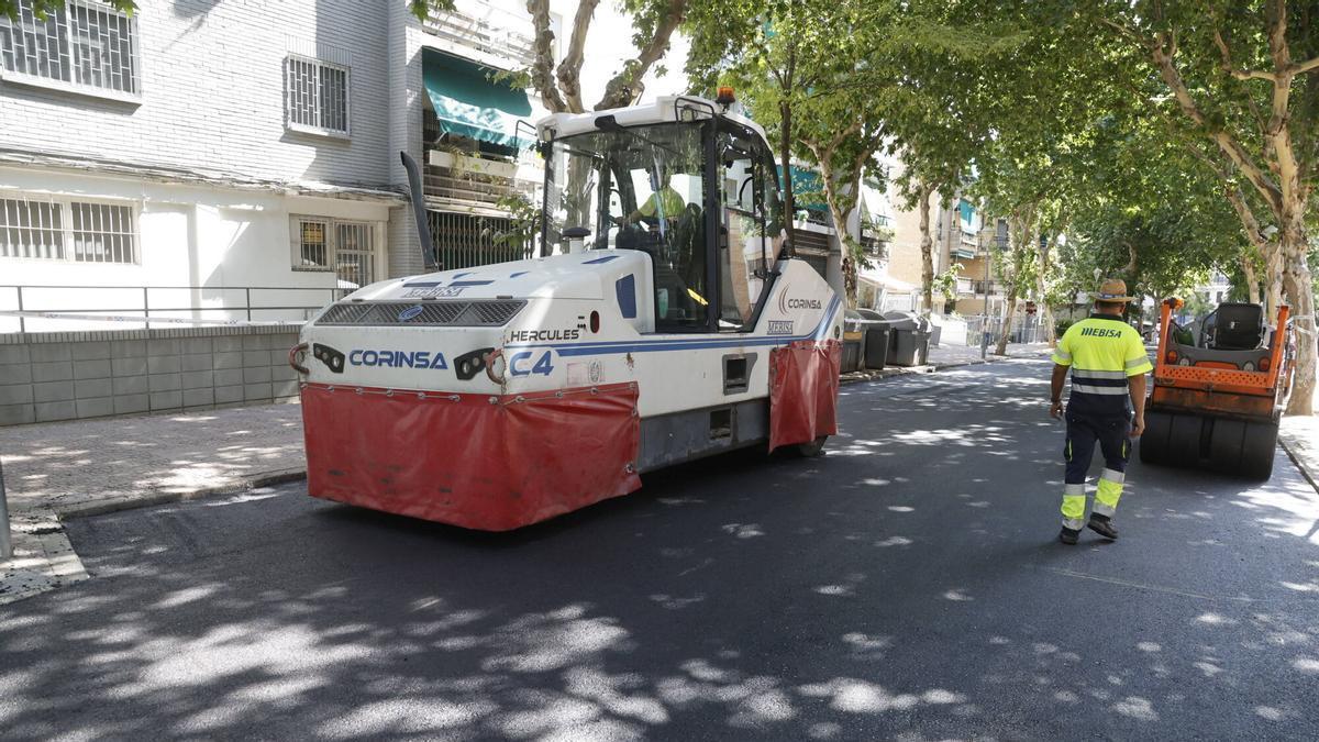 Imagen de archivo de labores de asfaltado en una calle de Córdoba.