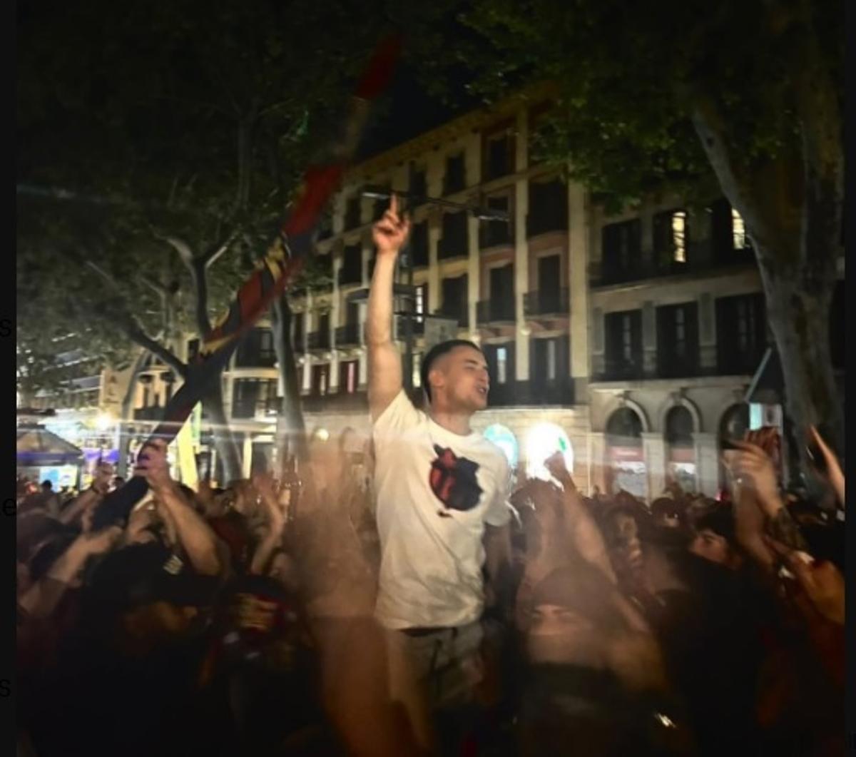 Marc Casadó celebra el título en Canaletes.