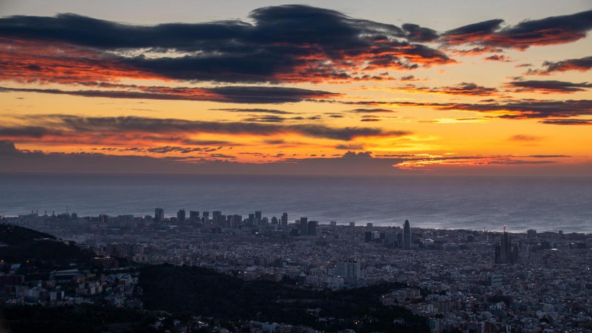Salida del Sol en Barcelona, el 11 de febrero del 2024, con numerosos altocúmulos lenticulares salpicando el cielo