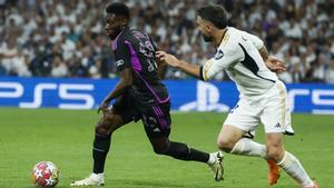 Real Madrid - Bayern de Múnich. Alphonso Davies conduce el balón ante Dani Carvajal