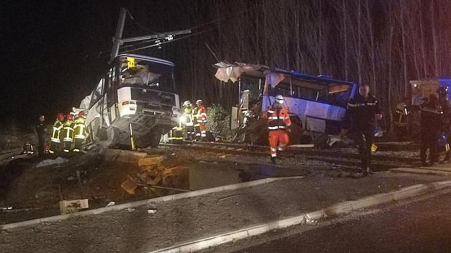 Al menos cuatro muertos en el choque de un tren con un autobús escolar en Perpiñán