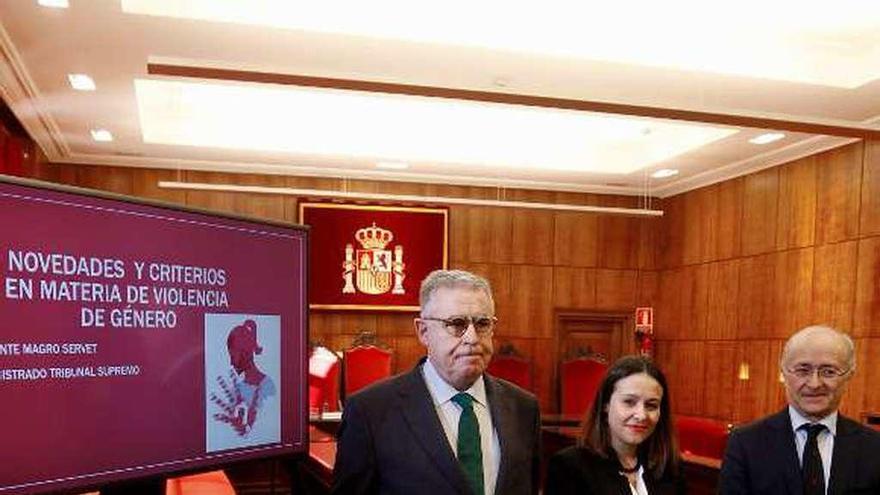 Ignacio Vidau, presidente del Tribunal Superior de Justicia, María Martín y Vicente Magro Servet, ayer, al inicio de las jornadas.