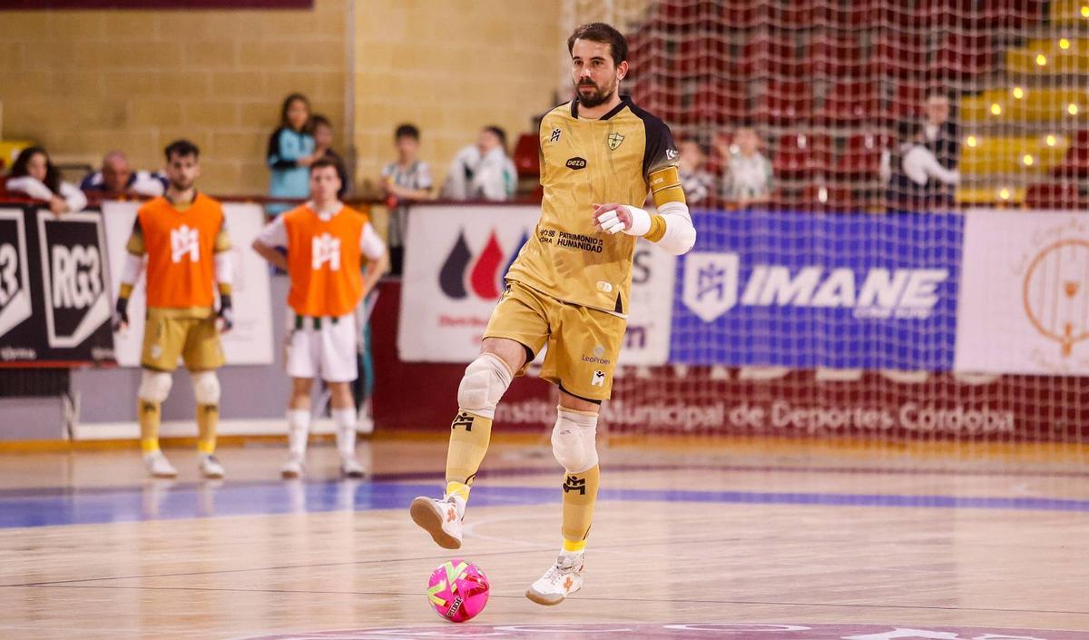 Fabio controla el balón en un encuentro del Córdoba Futsal.