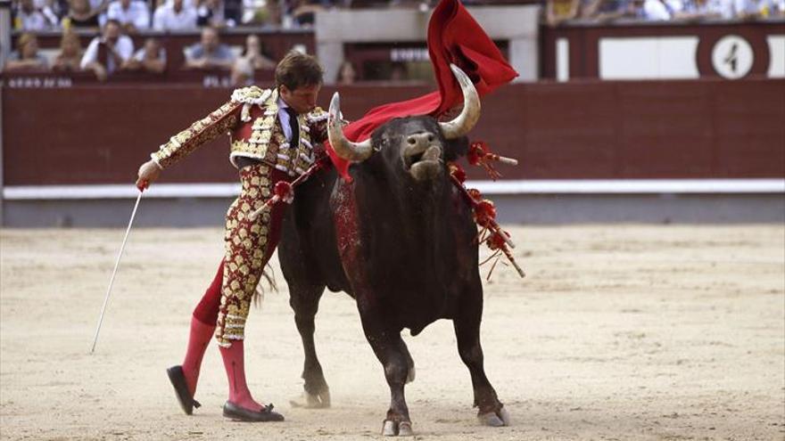 El Juli impone su ley pese al calor