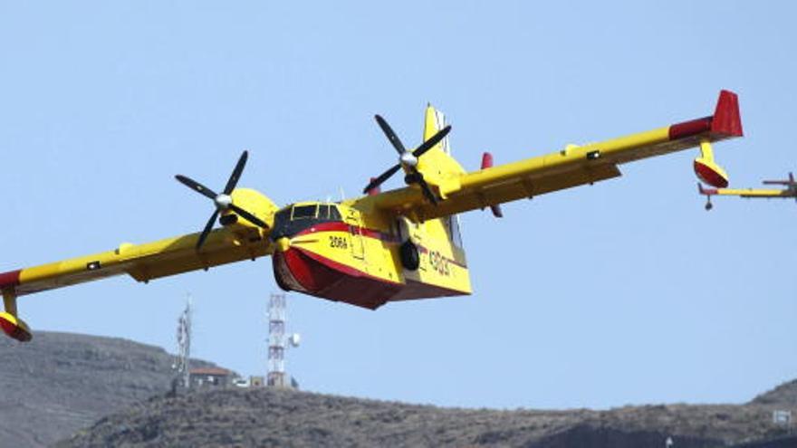 Dos de los hidroaviones que trabajan en la extinción del fuego en La Gomera.