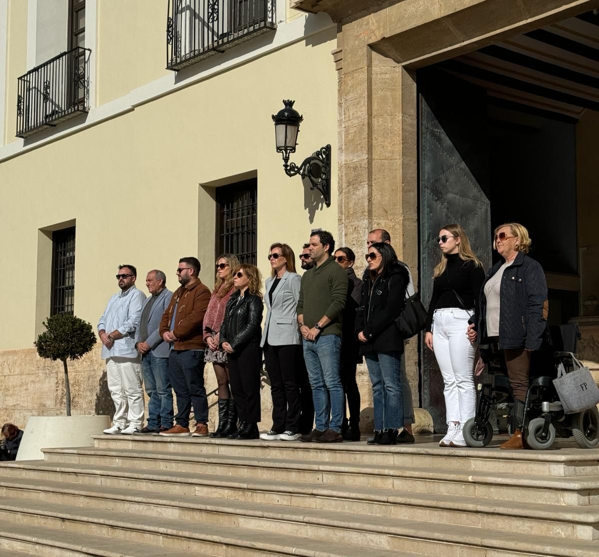 Paterna. Miembros de la corporación local durante el minuto de silencio.