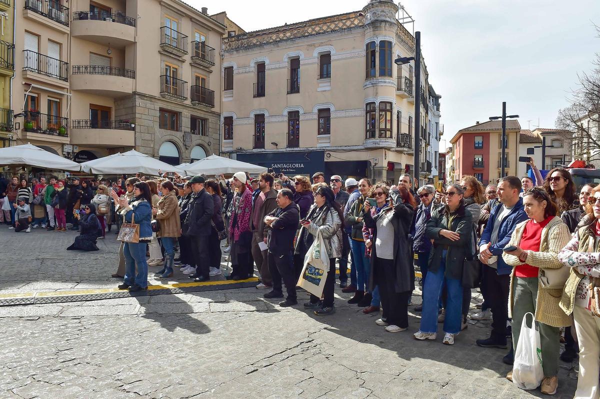 Galería | Más de 200 estudiantes de los seis institutos públicos de Plasencia han interpretado juntos en la plaza Mayor 'We are the world' Galería | Más de 200 estudiantes de los seis institutos públicos de Plasencia han interpretado juntos en la plaza Mayor 'We are the world'