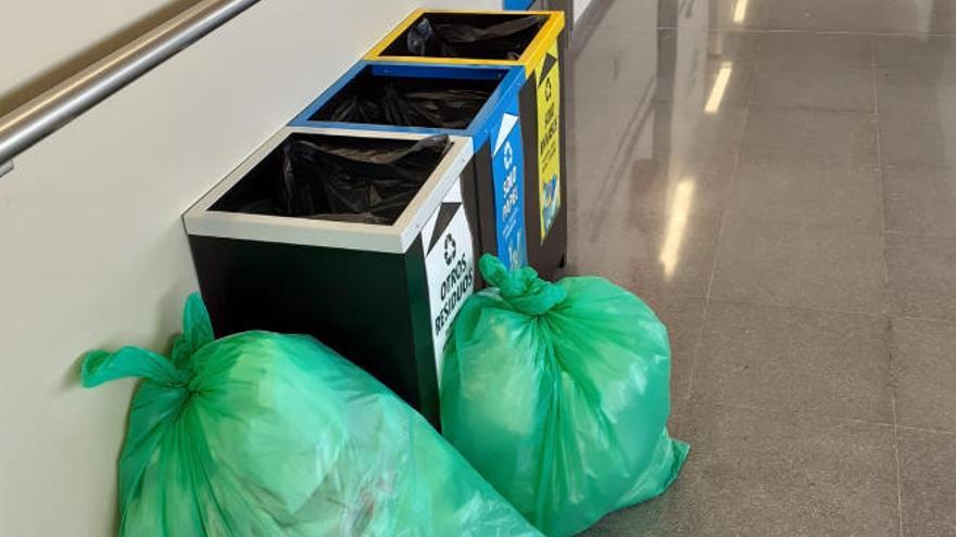 La basura se amontona en un centro de salud en una foto de archivo.