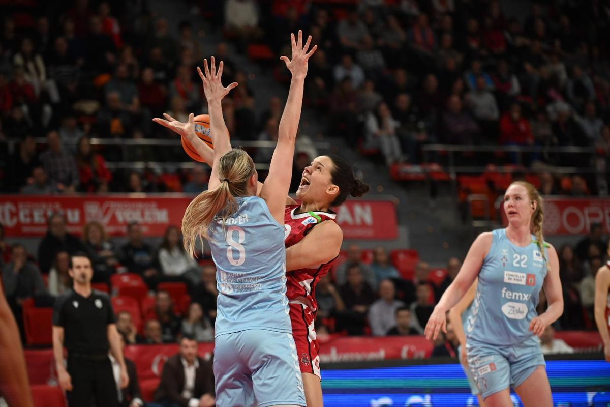 Brcaninovic trata de anotar ante la defensa de una jugadora del Celta
