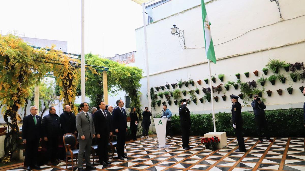 Izado de bandera en presencia de las autoridades con motivo del 4D, este lunes, en la Delegación del Gobierno de la Junta en Córdoba.