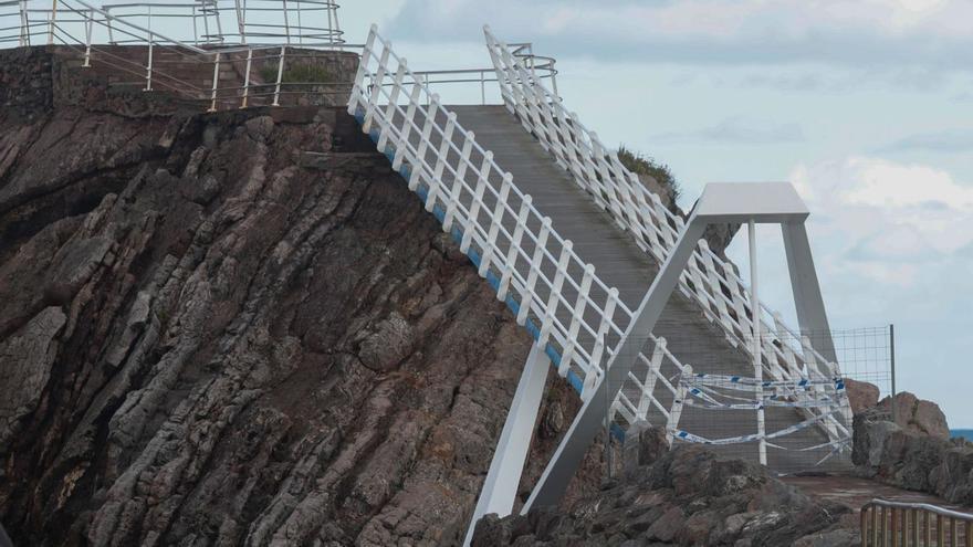 Acceso cerrado a la pasarela que conduce al mirador de La Peñona. | Mara Villamuza