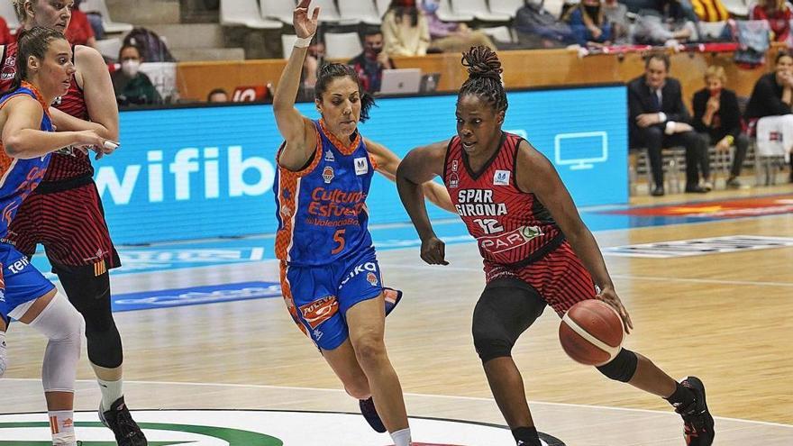 Chelsea Gray prova de penetrar a cistella defensada per Cristina Ouviña en el partit de dimecres a Fontajau