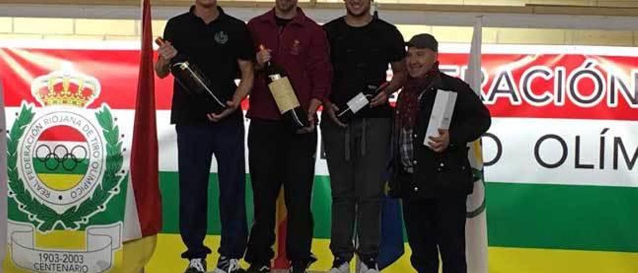 Martín Castro Masaveu, primero por la izquierda, en el podio del Open &quot;Vino de Rioja&quot;.