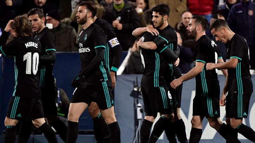 Los jugadores del Real Madrid festejan el gol de la victoria. // Reuters