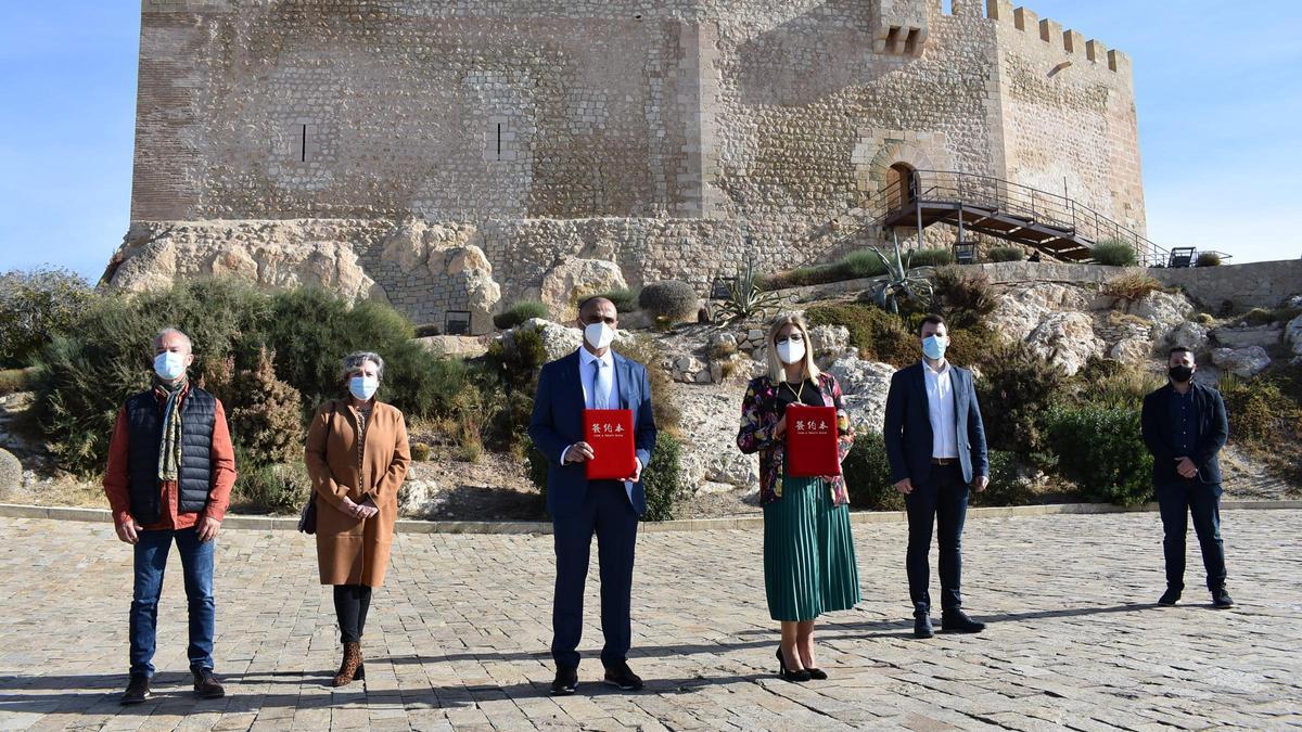 Los representantes de todos los grupos políticos del Ayuntamiento con el empresario en la fortaleza de Petrer.