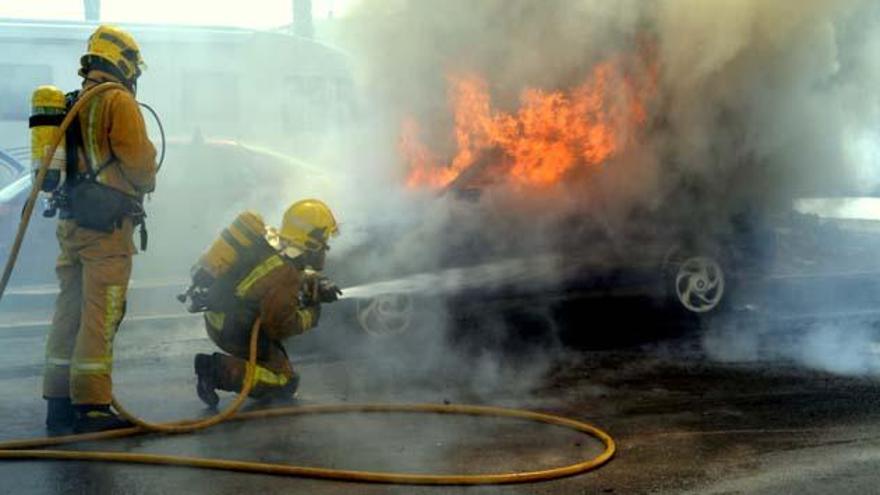 Arde un coche al intentar arrancarlo su dueño en Torrevieja
