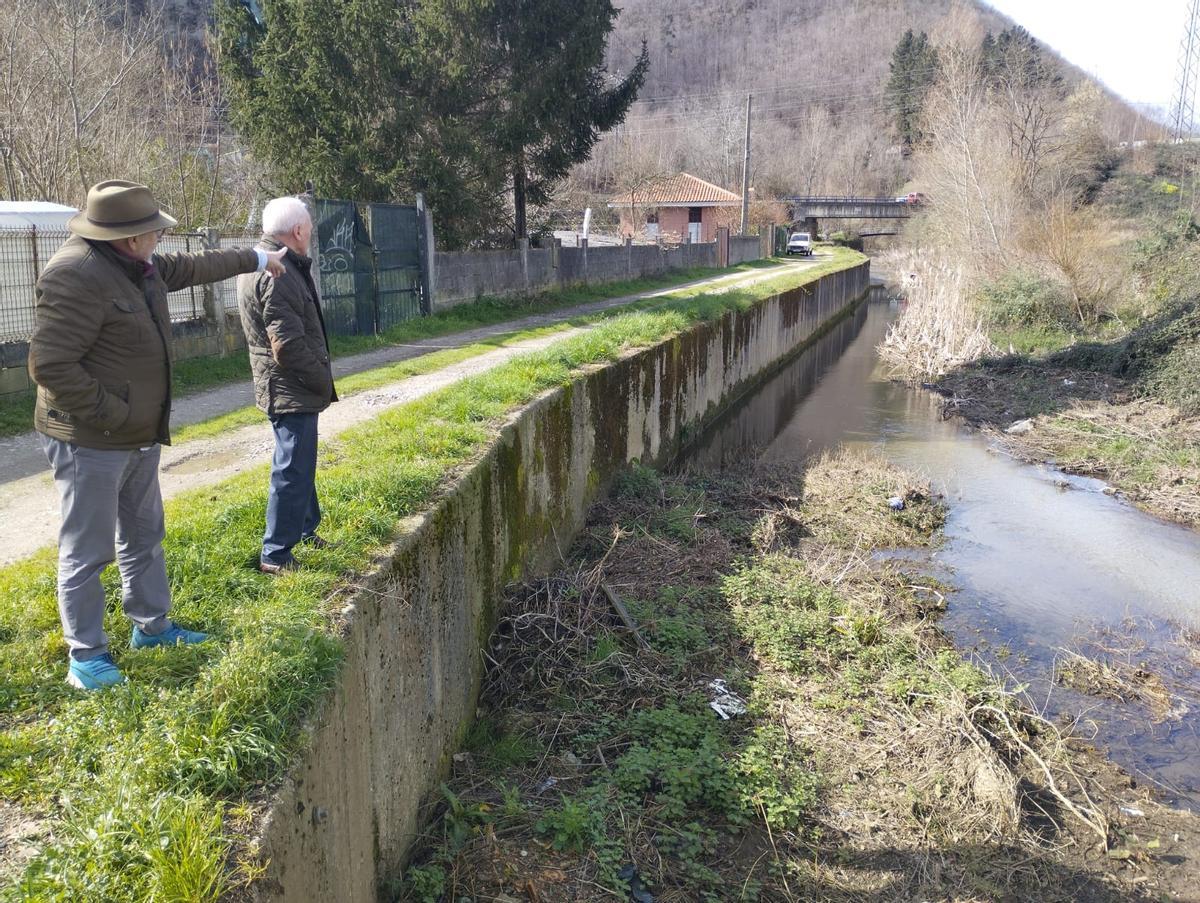 Alberto Rubio y Agustín San Martín junto al río Tiraña.