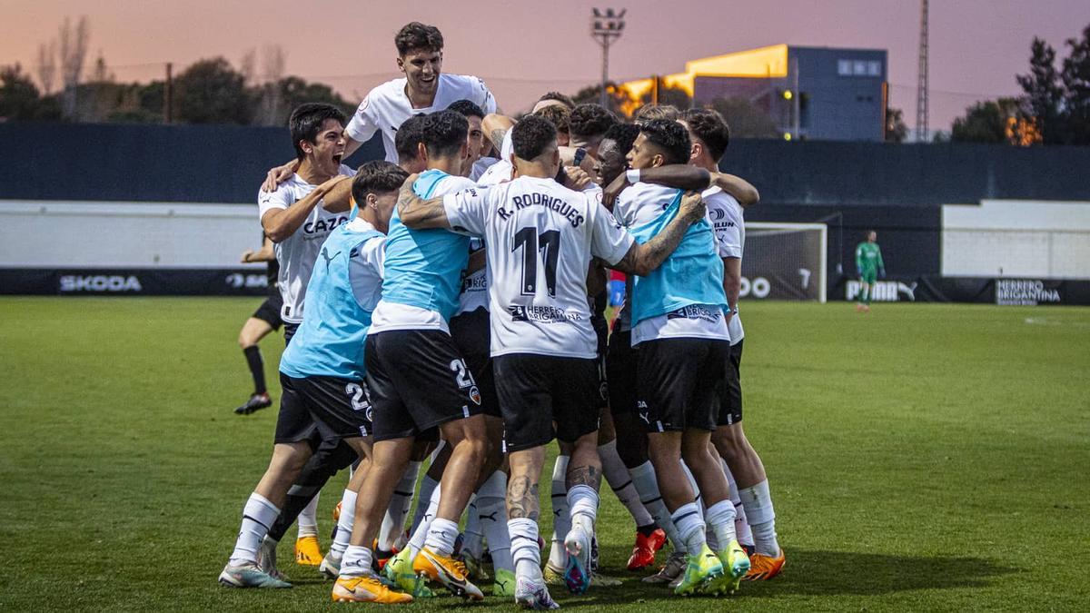 El equipo valencianista celebrando un gol