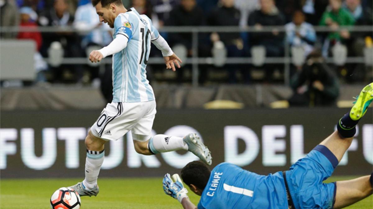 Messi le hizo un caño al portero de Bolivia