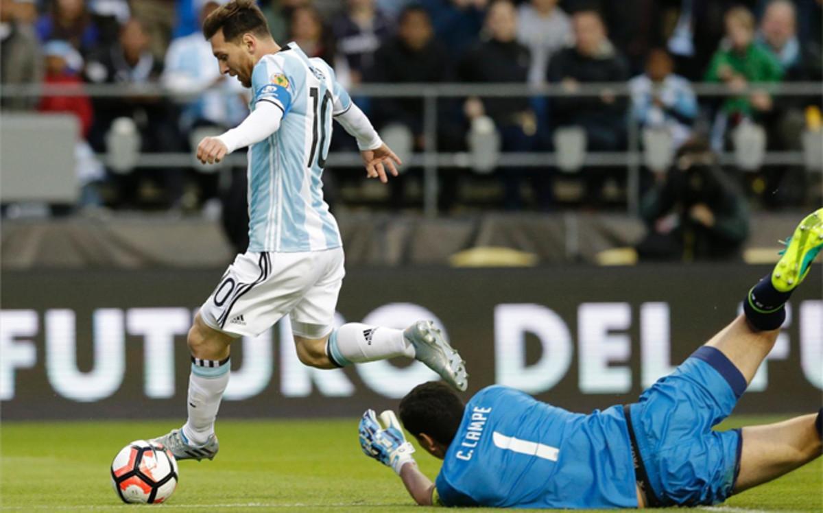 Messi le hizo un caño al portero de Bolivia