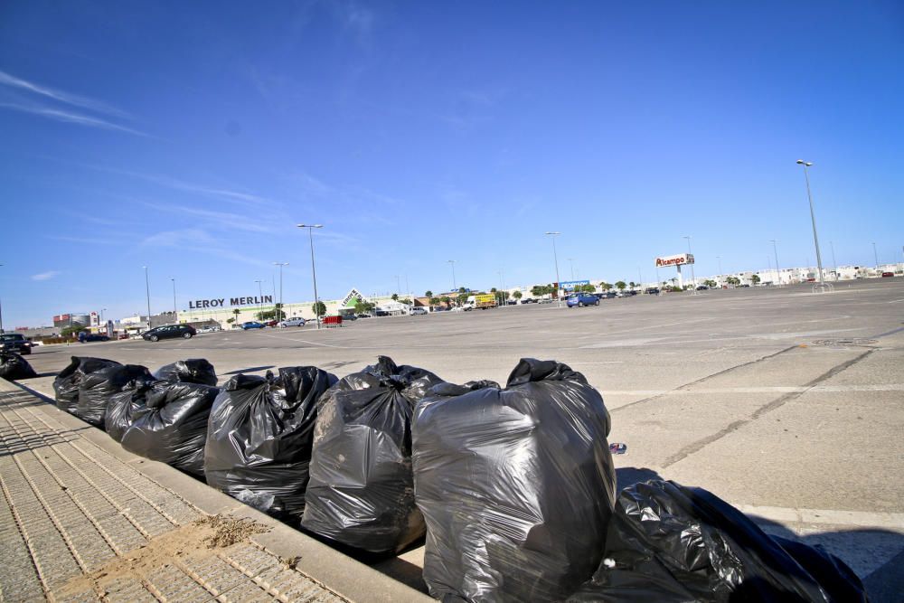 La basura se acumula en las calles de Orihuela Cos