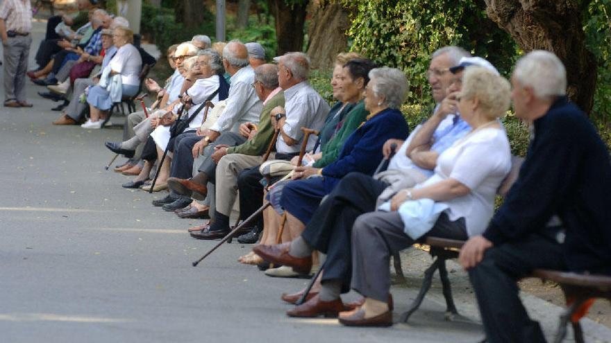 Personas mayores en un banco de Santa Margarita.