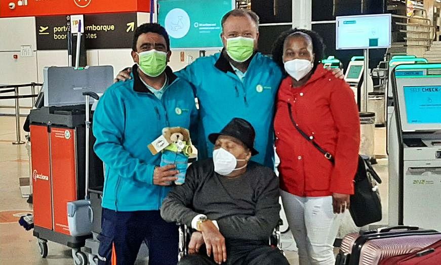 Llegada a Lisboa. González, Thorgoot, María Fernanda y Joaquim Pereira, en el aeropuerto, antes de embarcar.
